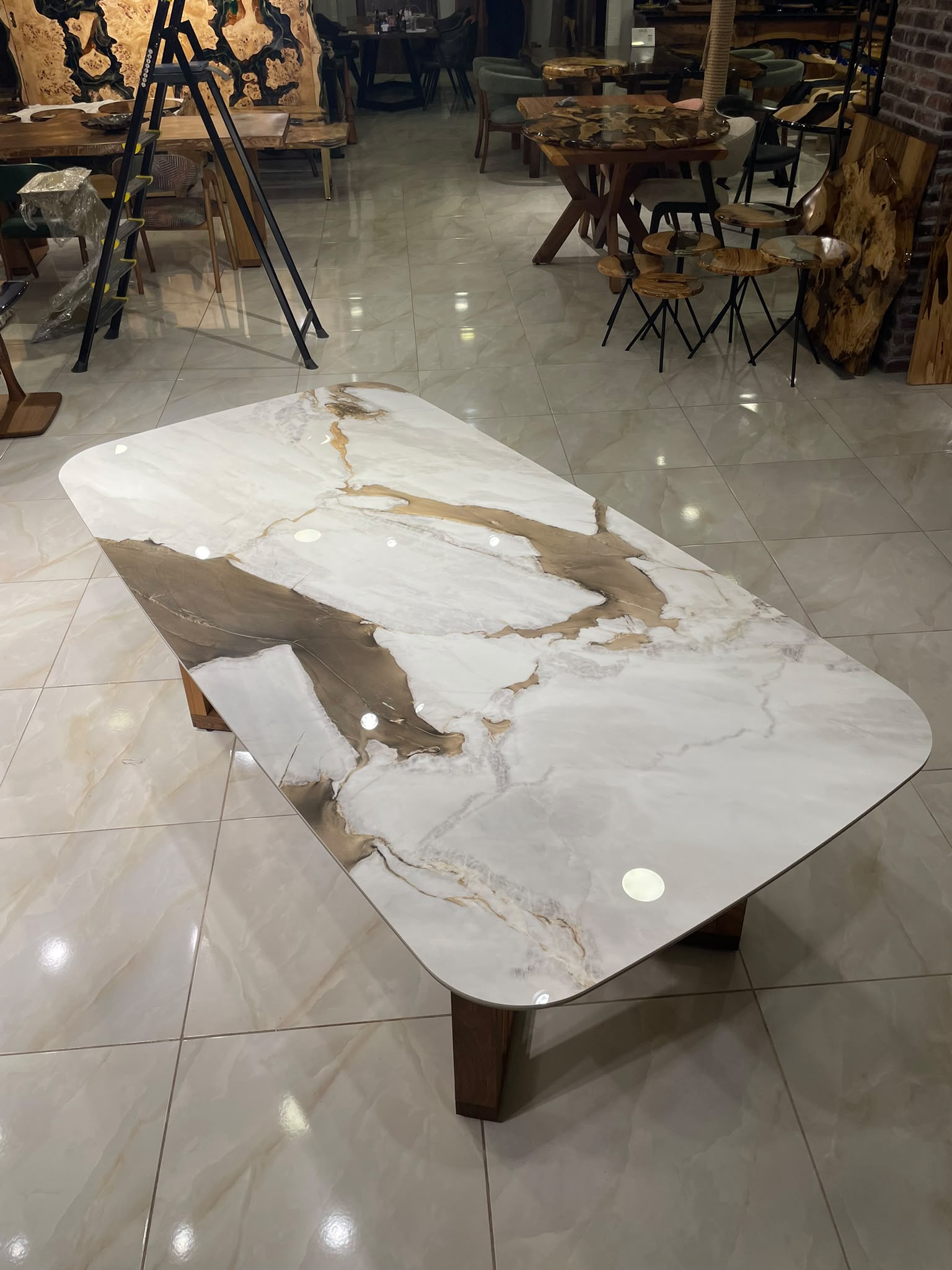 Gemma Bronz Porcelain Table - Image 5
